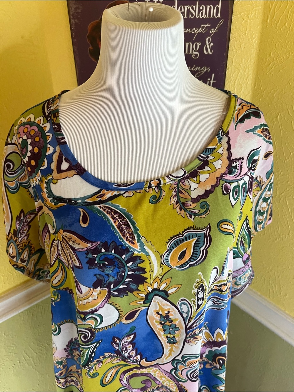 Printed Paisley High-Low Women’s Top in Olive Blue Cha Cha Vente - Picture 3 of 7